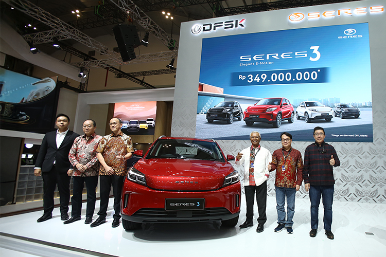 SERES 3 ‘Elegant E-Motion’ Meluncur di GIIAS 2025  dengan Harga yang Kompetitif