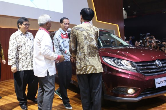 Presiden RI Ir H Joko Widodo Mengunjungi Booth DFSK di IIMS 2018