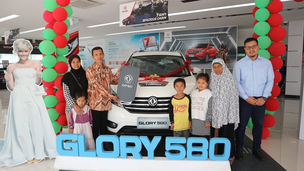 Foto bersama pemenang undian berhadiah mobil glory bertepatan dengan peresmian 11 Dealer mobil DFSK serentak di Jabotabek.