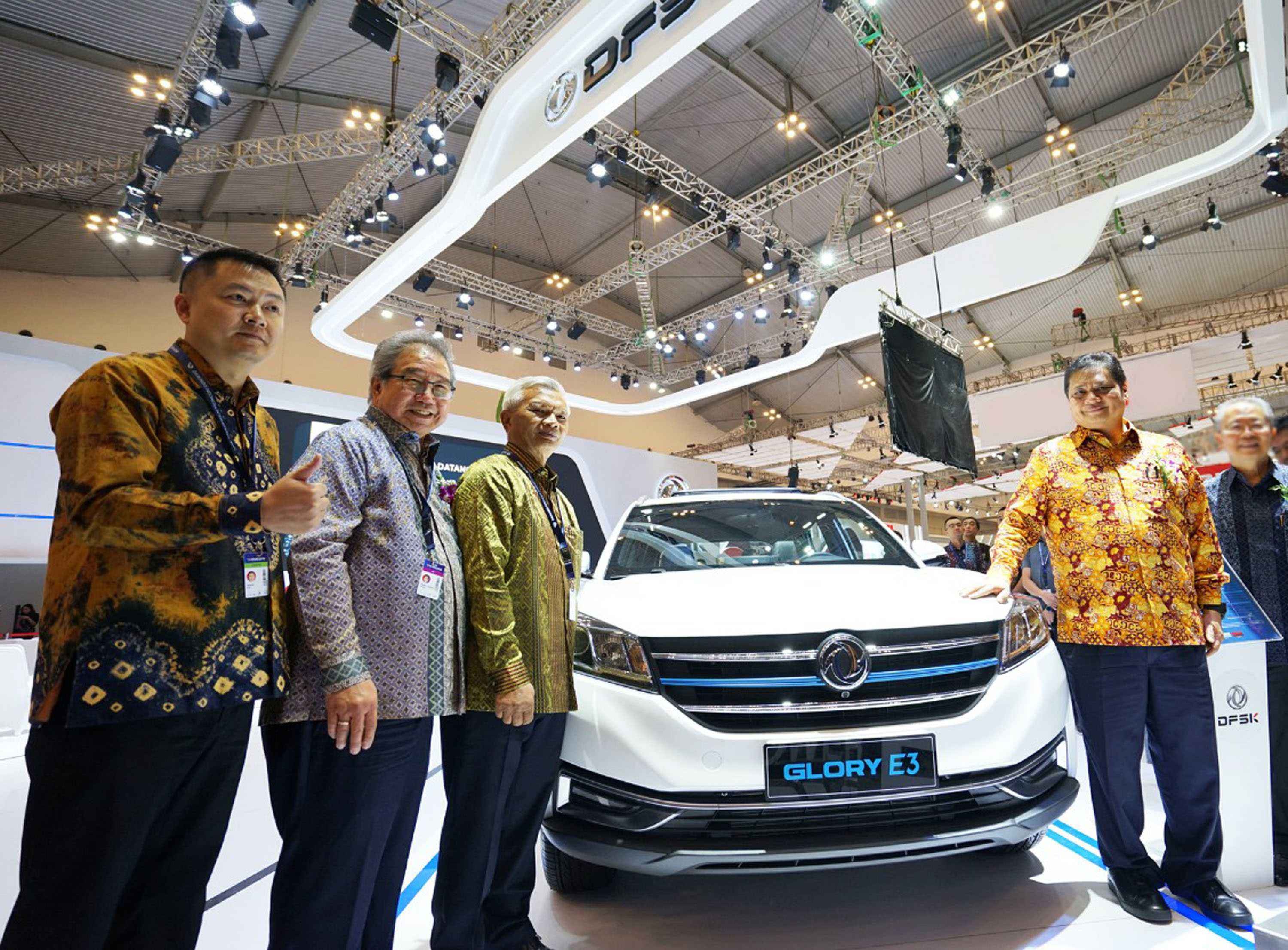 Kunjungan Menteri Perindustrian RI di booth DFSK GIIAS 2019 - [en]